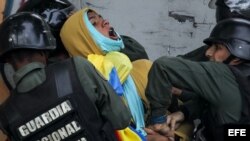 Enfrentamientos entre manifestantes opositores y Guardia Nacional Bolivariana
