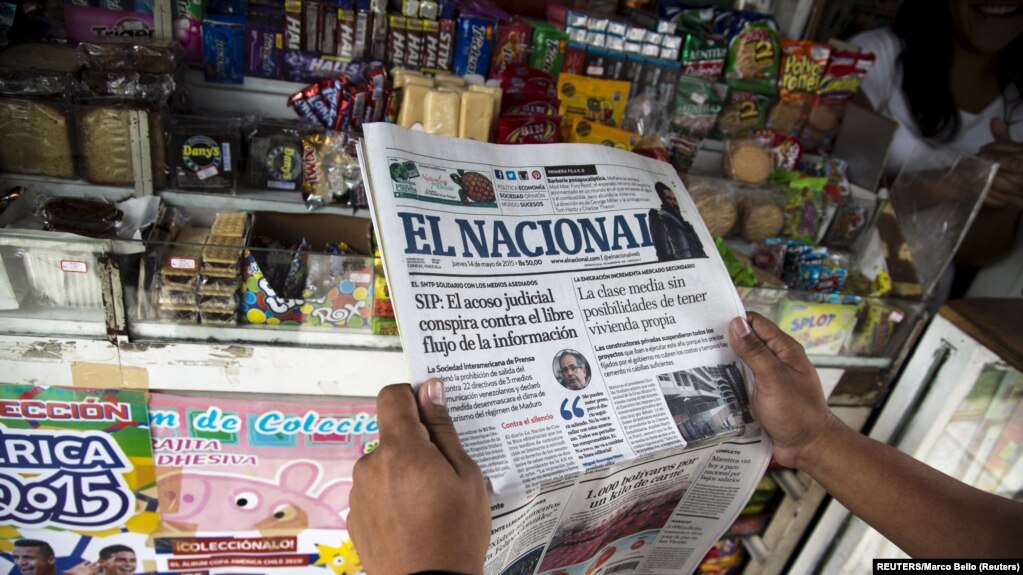 Un hombre lee el diario El Nacional, en una calle de Caracas. (REUTERS/Marco Bello).