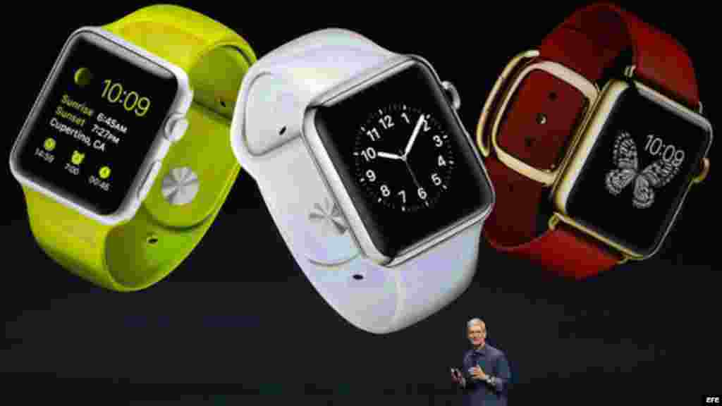 El primer reloj inteligente de la empresa, el Apple Watch, se describió como el &quot;dispositivo más personal&quot; que la compañía ha fabricado &quot;nunca&quot;.
