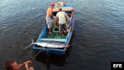 Pescadores en la bahía de La Habana