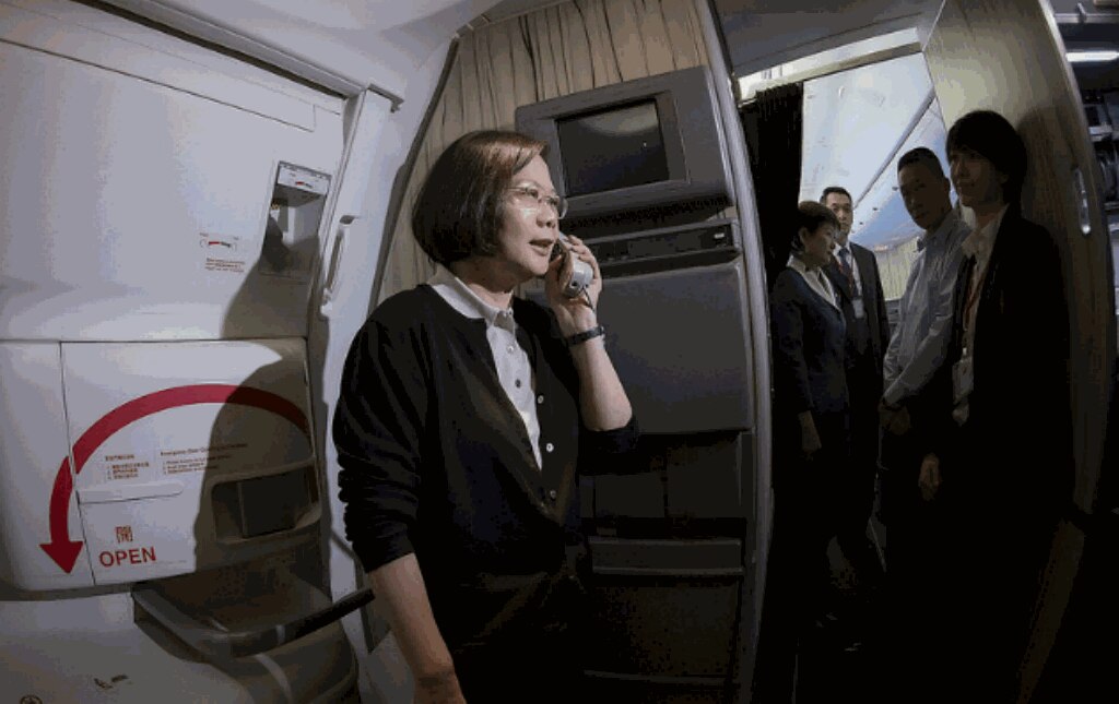 Presidenta de Taiwán conversa con los pasajeros y tripulantes del vuelo a Panamá