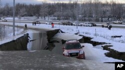 Terremoto en Alaska dejó grietas en las carreteras y edificios en la ciudad de Anchorage.