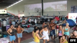 Migrantes cubanos en un albergue cercano a la frontera de Paso Canoas, Panamá. Archivo.
