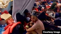 “Fueron unas 24 horas hacinados en un barco que parecía militar hasta Colón", dijo uno de los cubanos. 