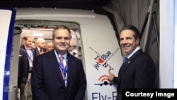 El presidente y CEO de la aerolínea estadounidense JetBlue Robin Hayes y el gobernador de Nueva York Andrew Cuomo (i-d).
