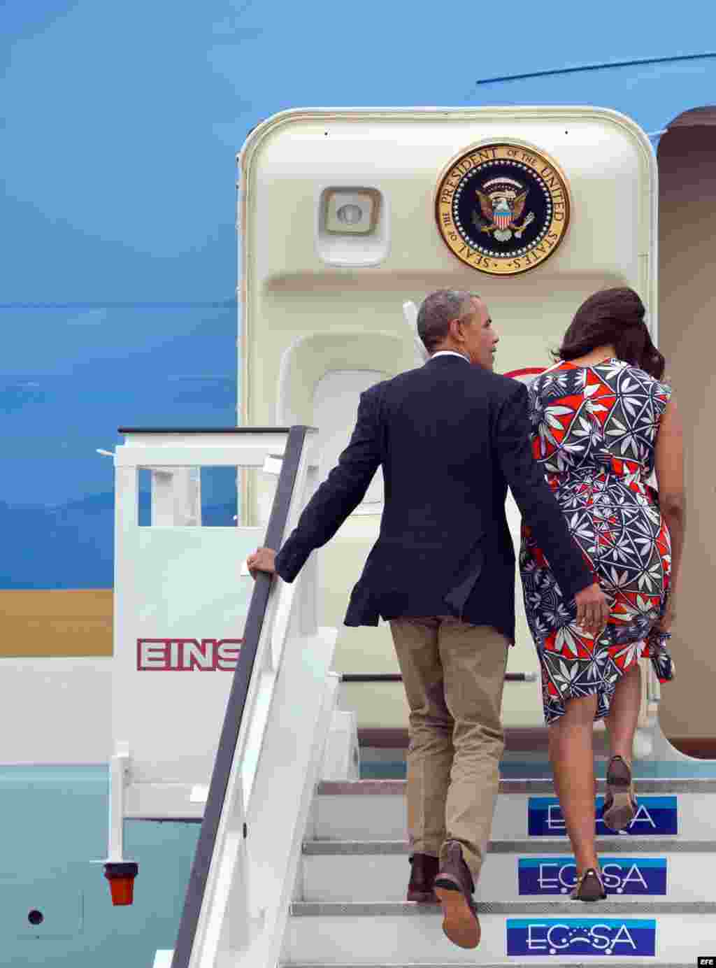 El presidente de Estados Unidos, Barack Obama (i), y su esposa, Michelle Obama (c), suben al avión AirForce One.