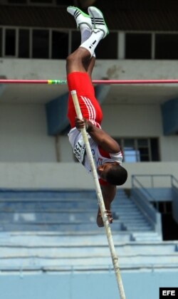 Archivo - Lázaro Borges compite en la prueba de salto con pértiga durante una cita internacional de atletismo en La Habana (Cuba).