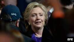 Hillary Clinton (c), saluda a los miembros de su campaña y simpatizantes durante su primera aparición pública tras los comicios.