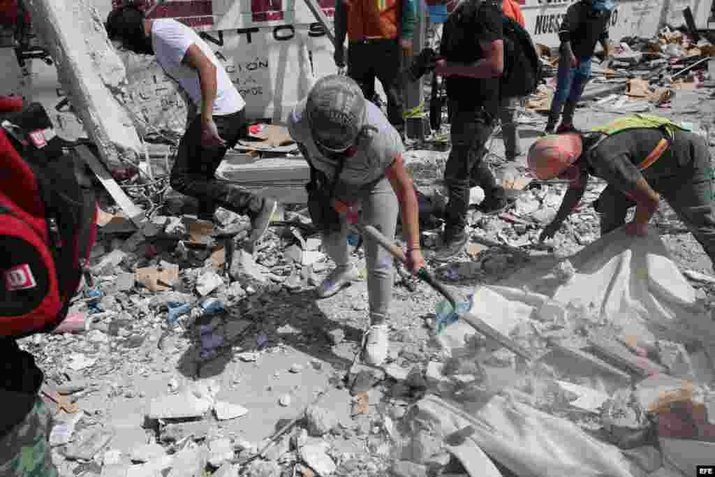 Equipos de rescate trabajan en la zona de un edificio derruido en Ciudad de México.