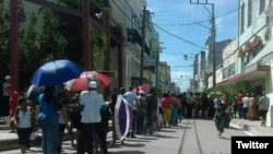 Una fila interminable en una TRD en Camagüey para adquirir productos de primera necesidad. 