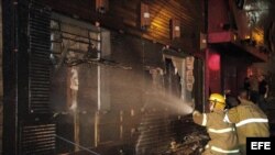 Los bomberos trabajaban en las inmediaciones de la discoteca Kiss, en la ciudad brasileña de Santa María, en el estado de Río Grande do Sul, a 286 kilómetros de Porto Alegre, la capital regional, donde la pasada madrugada se declaró un voraz incendio. 