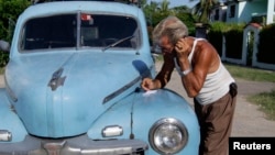 Un cubano habla por un teléfono celular en La Habana, en julio del 2012.