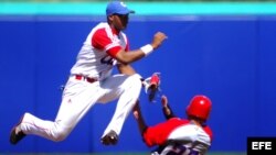Foto de archivo. El cubano Erisbel Arruebarruena (i) sacó out al puertorriqueño Jesús Feliciano (abajo), en los preliminares del béisbol de los Juegos Panamericanos Guadalajara 2011, en el Estadio Panamericano de Béisbol de Lagos de Moreno, México.
