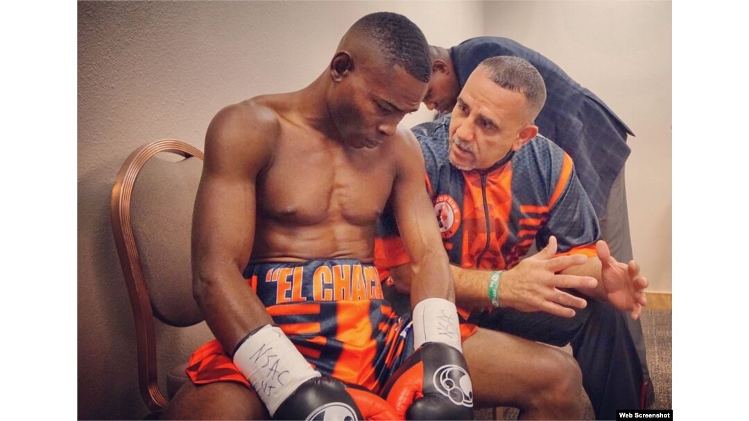 Guillermo Rigondeaux (i) junto a su entrenador Pedro Díaz.