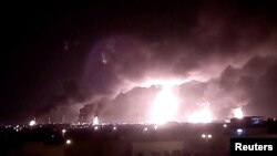 Columnas de humo tras el ataque con drones a la planta Aramco en Buqayq, Arabia Saudí. REUTERS
