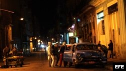 Varias personas suben a un taxi en una calle de La Habana, Cuba.