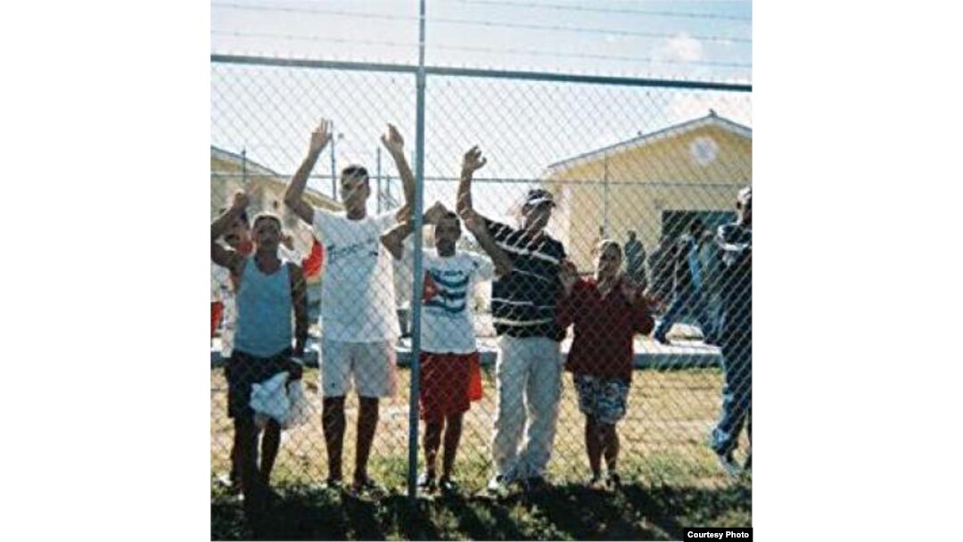 Cubanos detenidos en el Centro Carmichael, en Nassau, Bahamas (Foto cortesía de Centro por la Justicia y el Derecho Internacional).