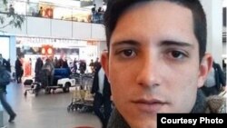 Víctor M. Dueñas Otero, activista LGTBI, detenido en Holanda a la espera de asilo político.