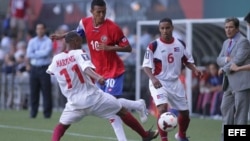 El jugador cubano Ariel Pedro Martínez (i) disputa el balón con Osvaldo Rodríguez (c) de Costa Rica junto a Juan Diego Madrigal (d) de Cuba el martes 9 de julio de 2013, durante un partido de la Copa de Oro en Portland (EE.UU.).