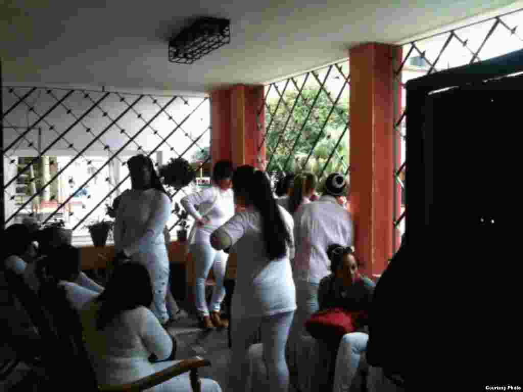 Las Damas de Blanco dentro de su sede el 21 de enero de 2015, luego del Té literario que realizaron; el mismo día recibieron un acto de repudio dirigido por la Seguridad del Estado. Foto cortesía Ángel Moya.