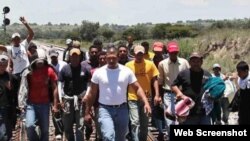 Grupo de inmigrantes ilegales se dirigen hacia Estados Unidos