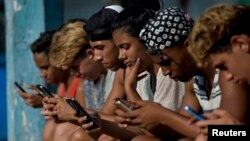 Jóvenes cubanos se conectan a internet desde su teléfono móvil en La Habana (Foto: Archivo).