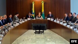 Fotografía cedida por Agência Brasil de la mandataria brasileña Dilma Rousseff hoy, lunes 7 de diciembre de 2015, en Brasilia, durante una reunión con un grupo de unos treinta juristas con los que analizó las acusaciones en su contra y el juicio al que pu
