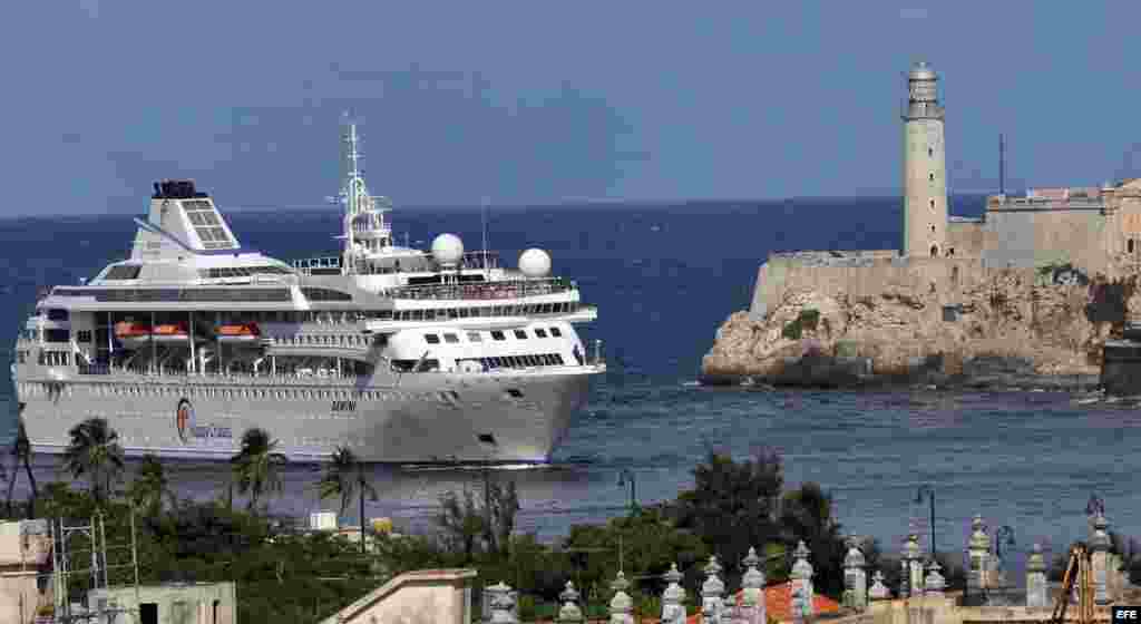 Vista general de la entrada del buque Gemini, de la compañía española Happy Cruises. EFE