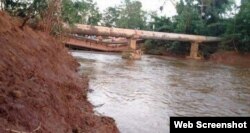 Puente colapsado en Moa. (Facebook vía Radio Angulo)