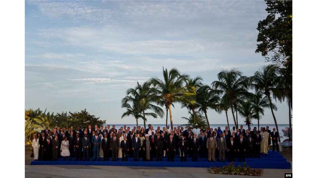 Los presidentes de los países miembros de la MNOAL posan para la fotografía oficial.