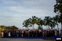 Los presidentes de los países miembros de la MNOAL posan para la fotografía oficial.