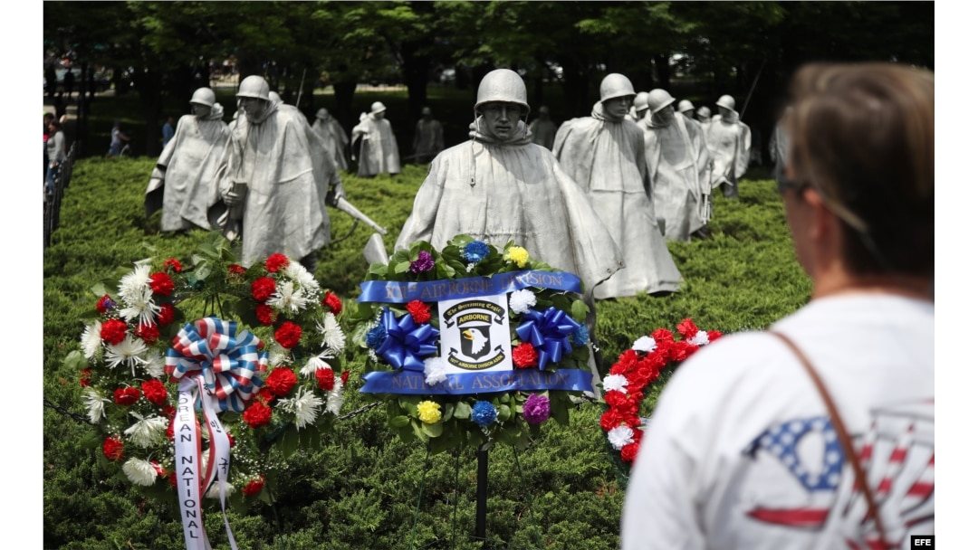 Flores en el Monumento a los Veteranos de la Guerra de Corea, en Washington, DC.