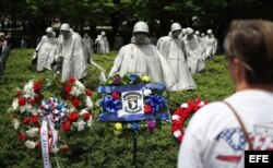 Flores en el Monumento a los Veteranos de la Guerra de Corea, en Washington, DC.