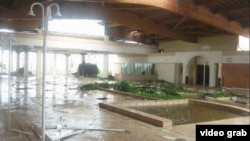 Lobby de una instalación hotelera en Cayo Coco después del paso del huracán Irma.