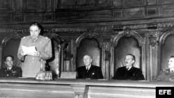 El general Augusto Pinochet da lectura a un mensaje de la Junta Militar en 1973 ante el pleno de la Corte Suprema.