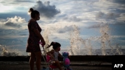 En Cuba, las mujeres siguen teniendo el mayor peso en el cuidado del hogar y la familia, en medio de los prejuicios que persisten en la sociedad. (Yamil Lage/AFP)