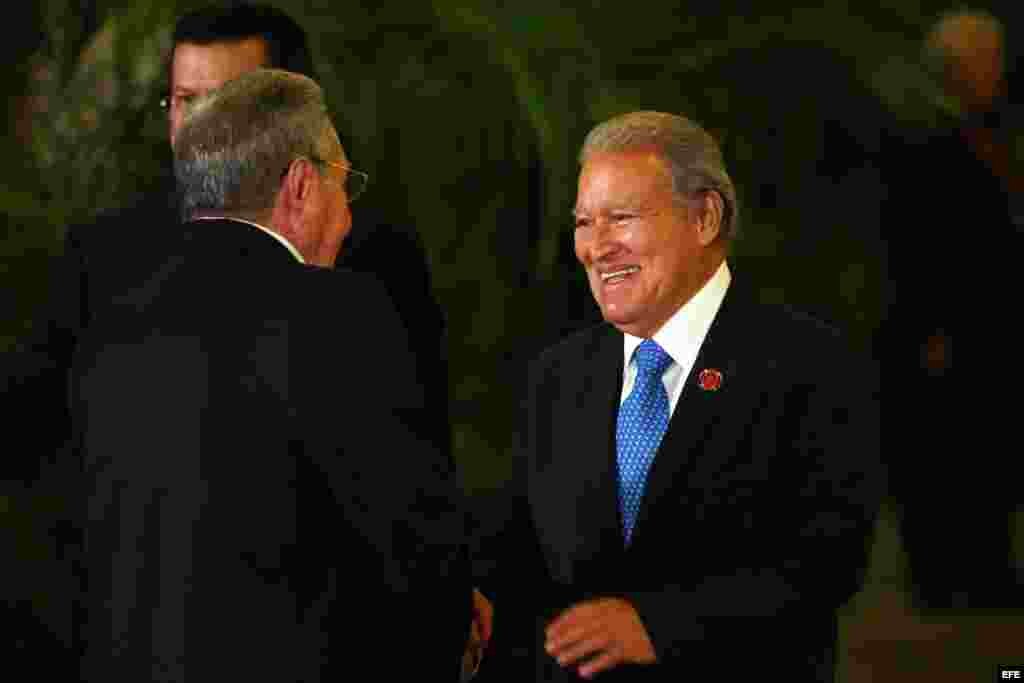 Castro (i) conversa con el presidente de El Salvador Salvador Sánchez Cerén (d) el viernes 03 de junio, durante una cena ofrecida a los mandatarios que participan en la VII Cumbre de la Asociación de Estados del Caribe (AEC) e