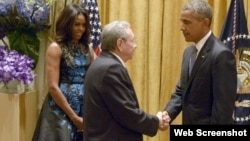 Raúl Castro saluda a Barack Obama y la primera dama, Michelle Obama, durante la cena que el presidente de Estados Unidos ofreció a los jefes de Estado y de Gobierno reunidos en la ONU. Archivo.