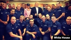 Presidente Donald Trump comparte con bomberos el Día de Acción de Gracias.