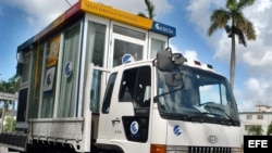 Un camión de la empresa de Telecomunicaciones de Cuba ETECSA, transporta una caseta de teléfonos.