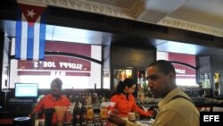  Varios cantineros trabajan en la barra del “Bar Sloppy Joes” en La Habana (Cuba).