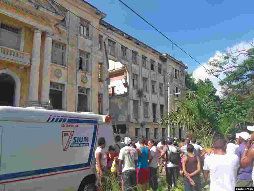 Derrumbe de edificio multifamiliar situado en la Calle Carmen entre Cortina y Figueroa del Reparto La Víbora 