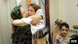 La activista encarcelada por el régimen iraní Nasrin Sotoudeh (i) abraza a su suegra en su casa de Teherán, Irán, el 18 de septiembre de 2013. Irán ha liberado a la activista, que fue condenada a 11 años de prisión