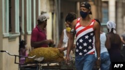 Cubano con máscara en las calles de La Habana el 20 de octubre de 2020. (Yamil Lage / AFP).