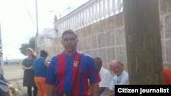 Reporta Cuba. El periodistas Arturo Rojas al salir del Vivac luego de ser liberado en febrero.