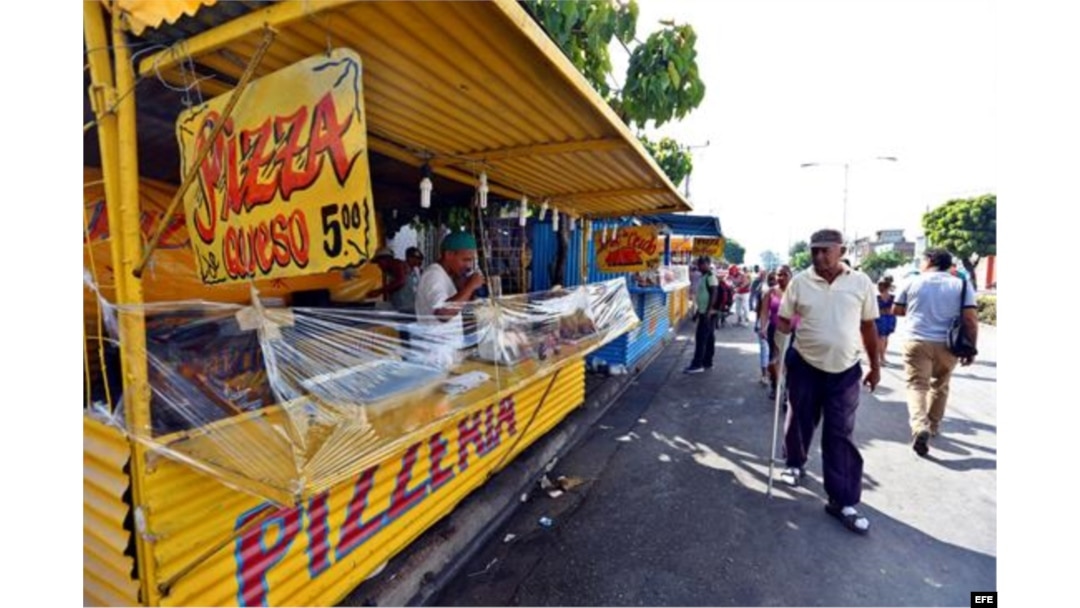 Un cuentapropista vende pizas en Santiago de Cuba (Foto: Archivo).