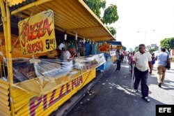 Un cuentapropista vende pizas en Santiago de Cuba (Foto: Archivo).