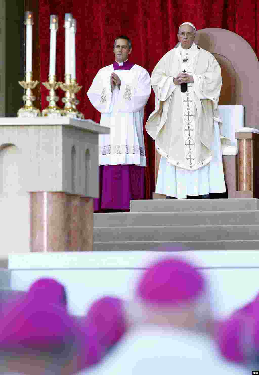 El papa Francisco (d) preside la misa de canonización del fraile español Junípero Serra. 
