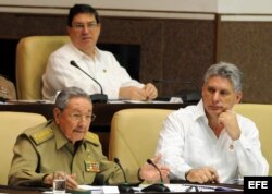Raúl Castro (i) junto al primer vicepresidente Miguel Díaz-Canel (d) y el canciller Bruno Rodríguez.