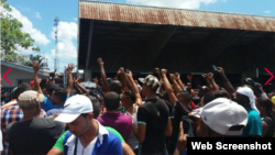 Migrantes cubanos protestan en Panamá para que les permitan continuar hacia EEUU.